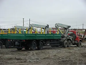 бортовой полуприцеп с краноманипуляторной установкой